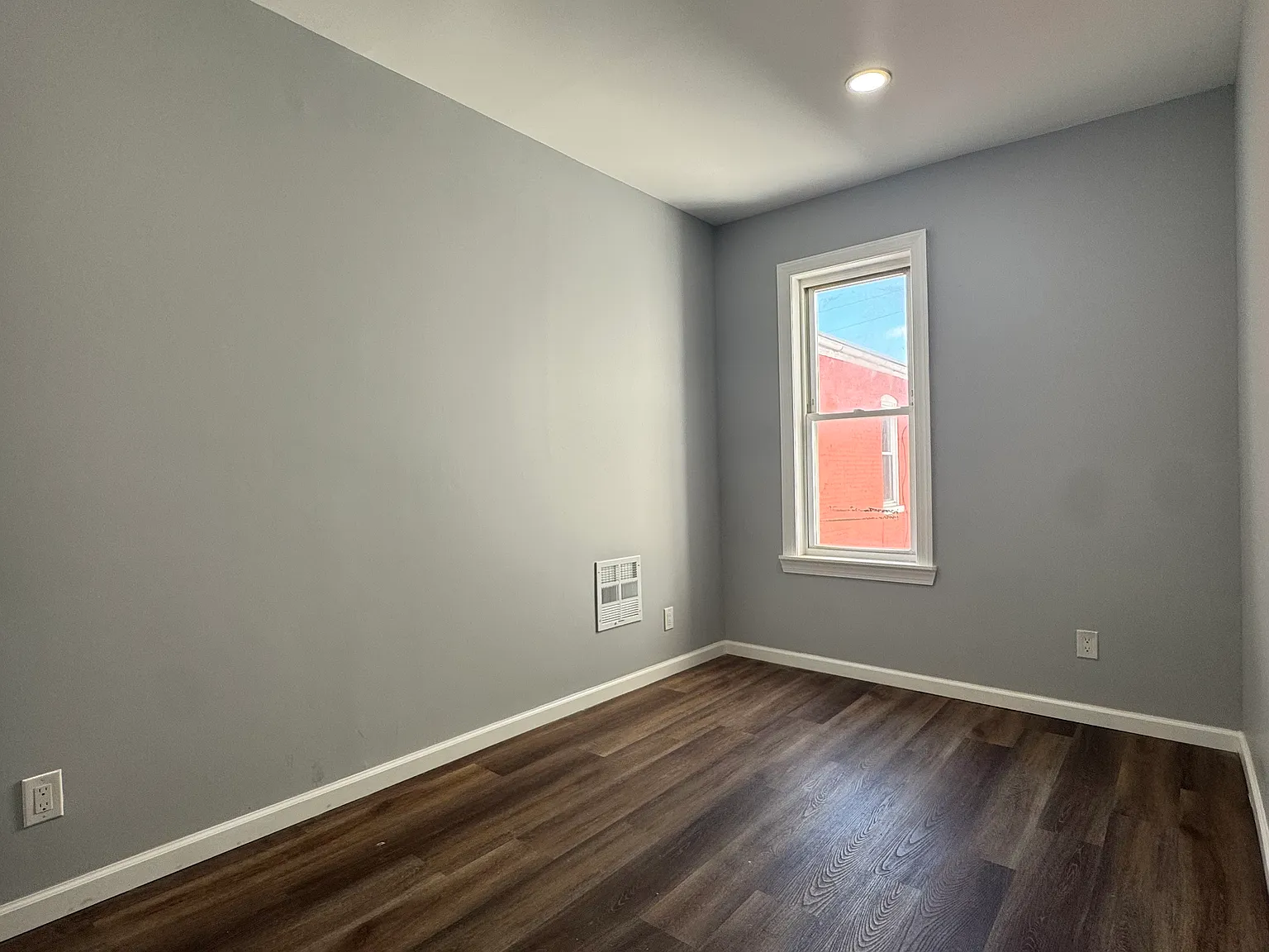 5 bed, 1857 sqft, $2,000 — Photo 2