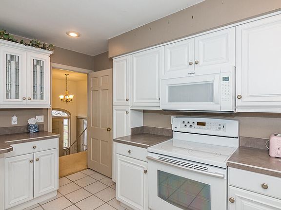 5th image of 425 E Melody Ave