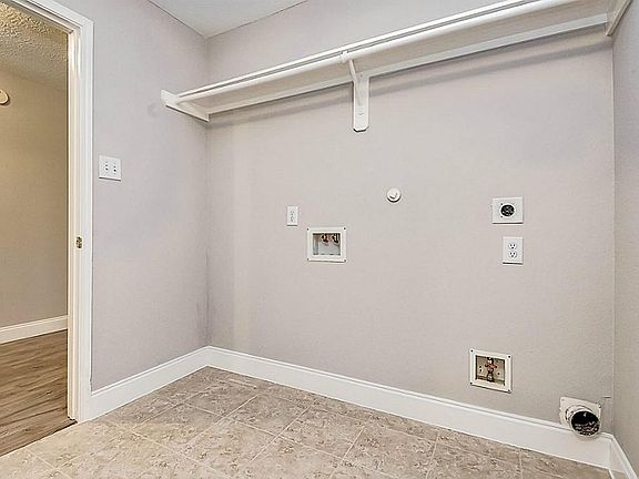 5th image of 13918 Sac Ct