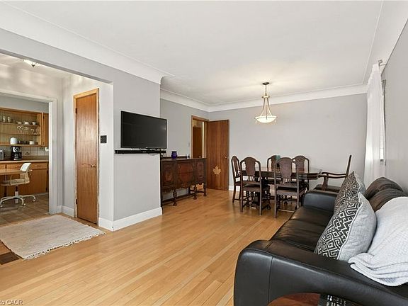 5th image of 385 Mountain Crest Ave