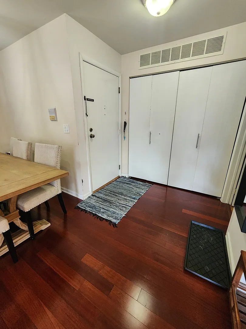 3 bed, 1300 sqft, $2,600 — Photo 2