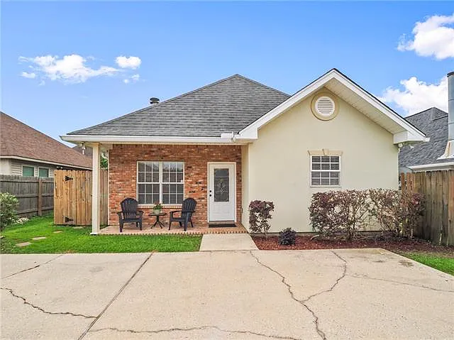 78 Hollycrest Blvd — Photo 1