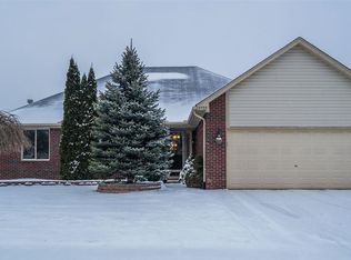 18539 London Dr, Macomb, MI 48042