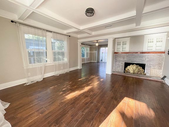 3rd image of 220 Palm Pl