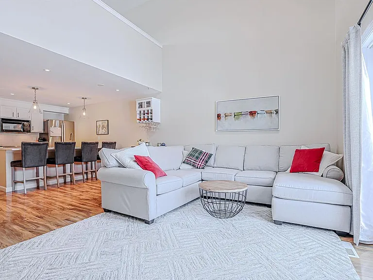 35 Montrose Dr — Photo 11