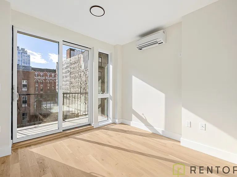272 S 1st St #4C — Photo 1