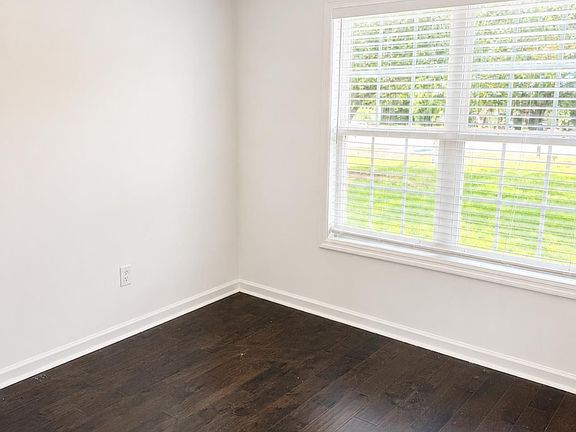 5th image of 220 Barberry Ln