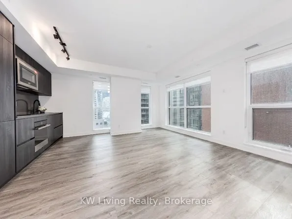 327 King St W, Toronto, ON