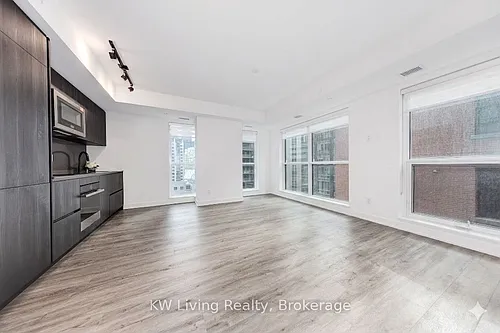327 King St W Photo 1