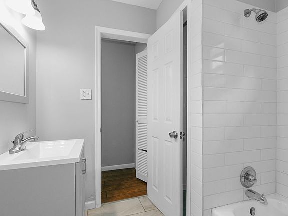 3rd image of 937 Metropolitan Ave