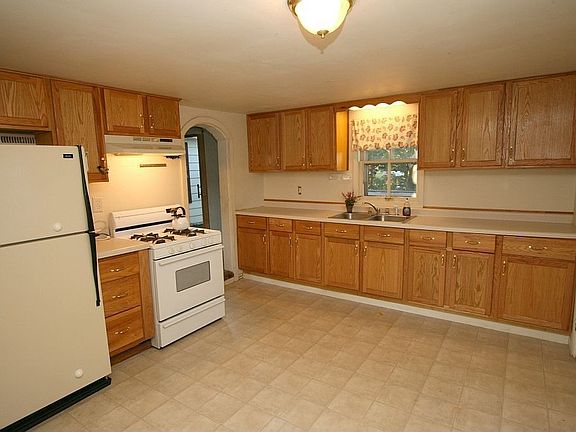 2nd image of 715 Wicker St