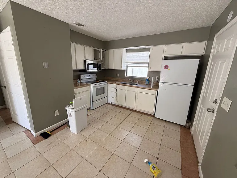 1726 E Idell St — Photo 6