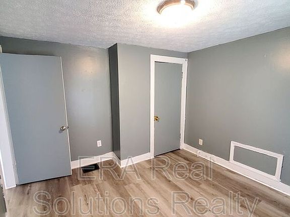 4th image of 2454 Parkwood Ave