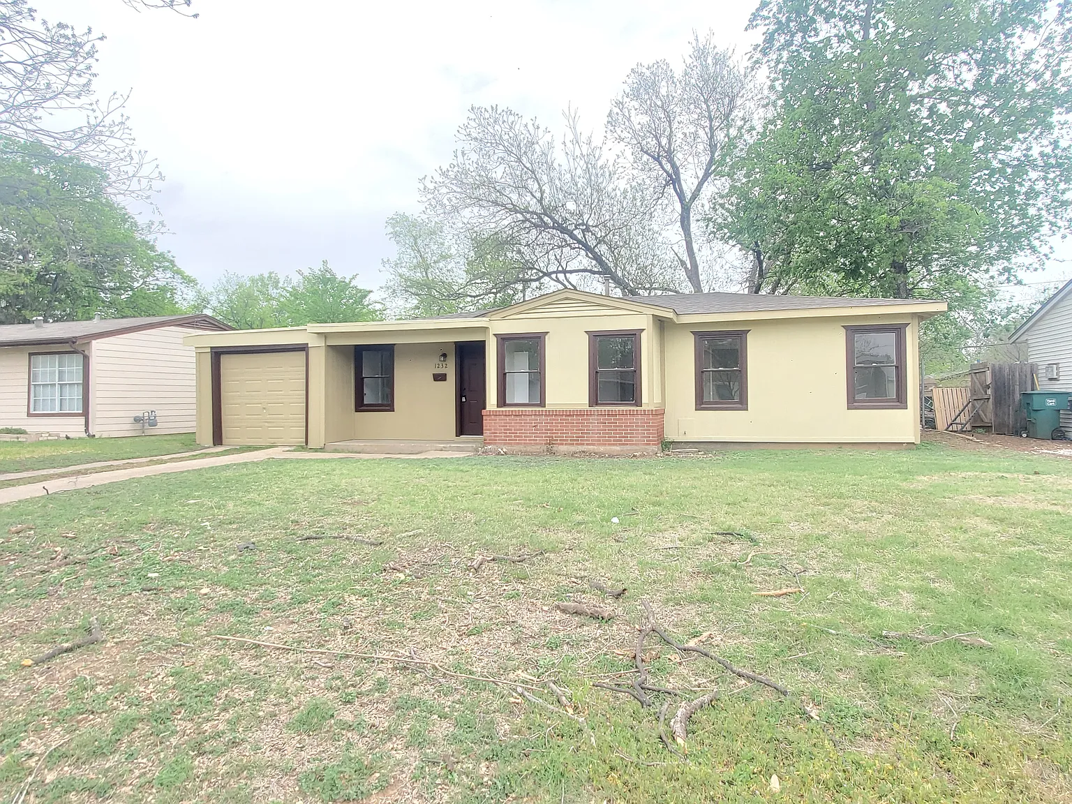 3-1 with Garage - S Fort Worth Near I-35 & I-20 — Photo 2