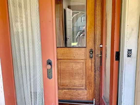 3rd image of 932 Westcott St #1-2