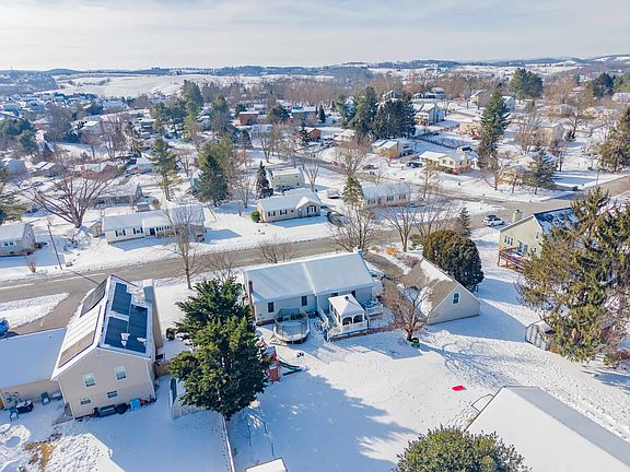 2nd image of 225 Pelham Ln