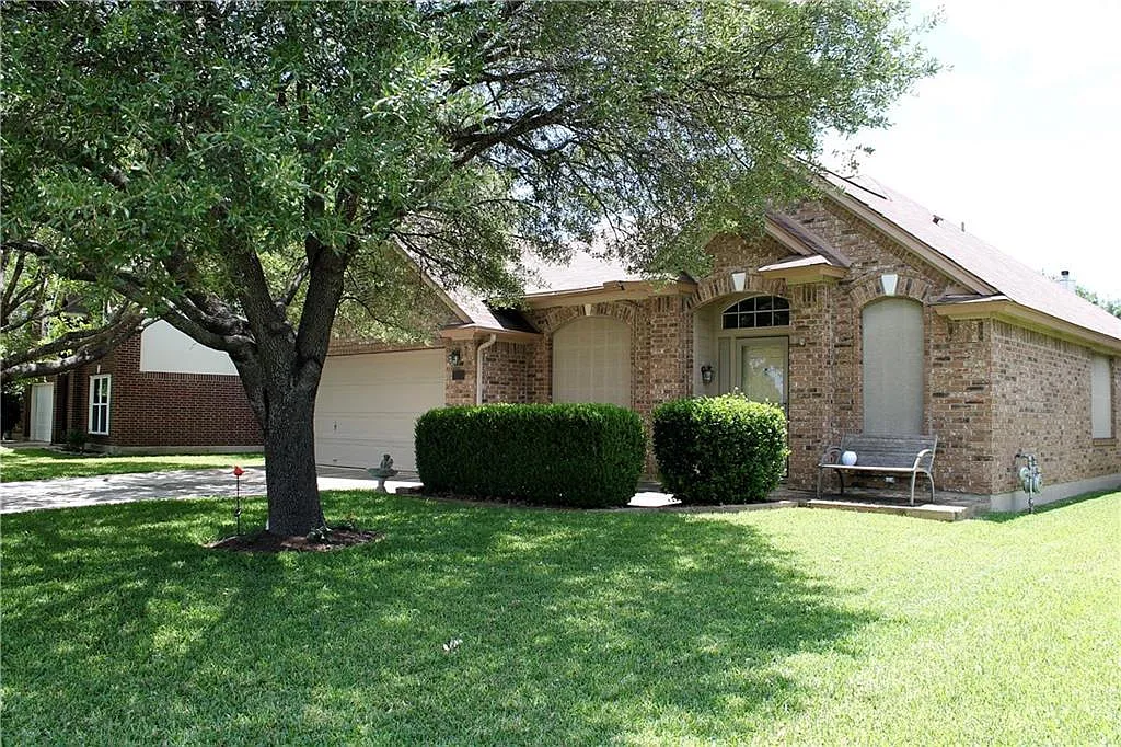 Building Photo - 17820 Park Valley Dr