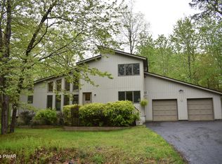 115 Rodeo Ln, Hawley, PA 18428