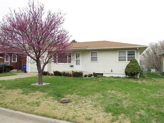 2nd image of 638 W 2nd St