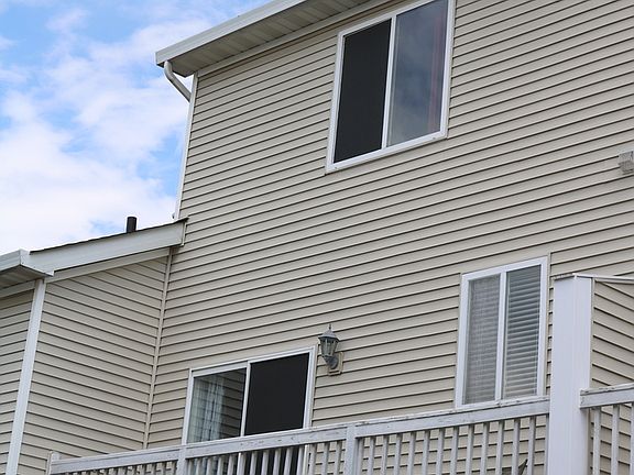 4th image of 1726 Fieldstone Dr N