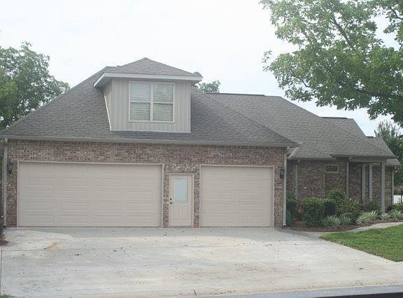 5th image of 301 Greythorne Dr