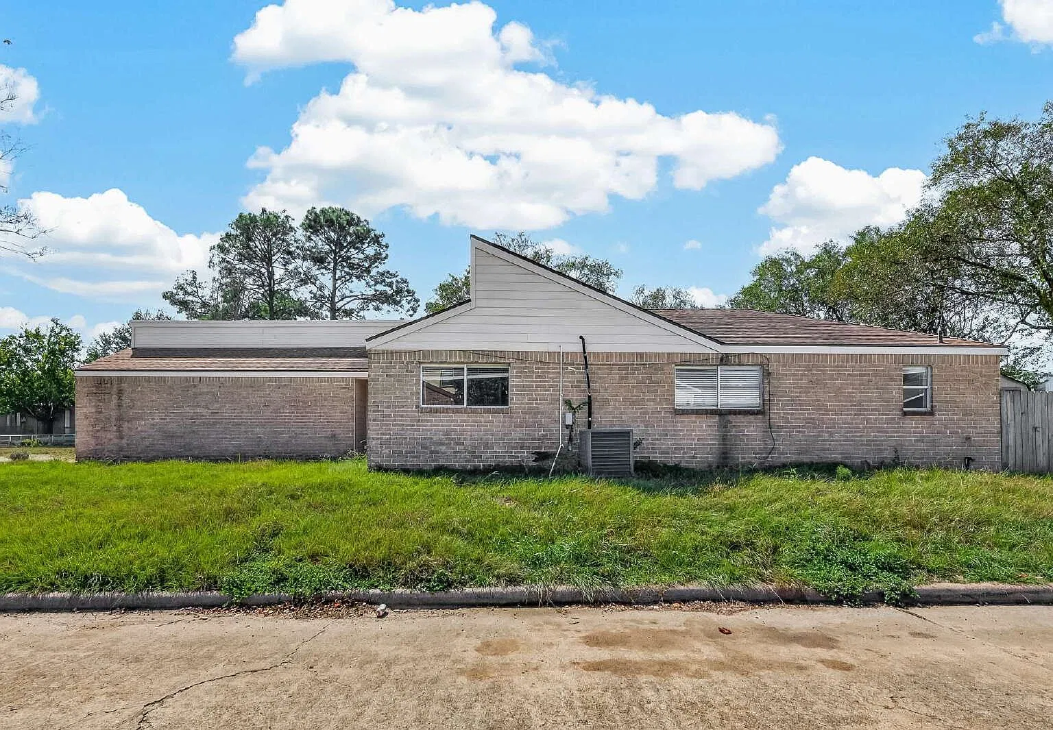 3 bed, 2.0 bath, 1544 sqft, $1,700 — Photo 2