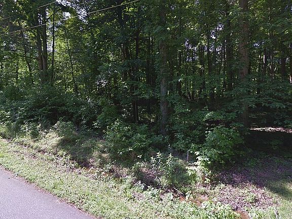 2nd image of 3240 Broadmoor Dr