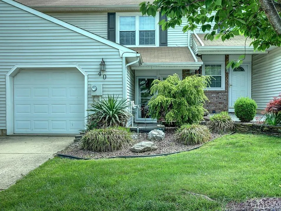 40 Staghorn Dr