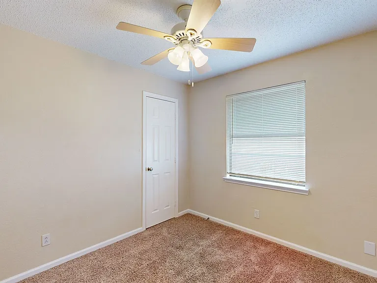 2211 Hilltop Loop — Photo 16