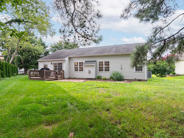 104 Drexel Ct — Photo 34