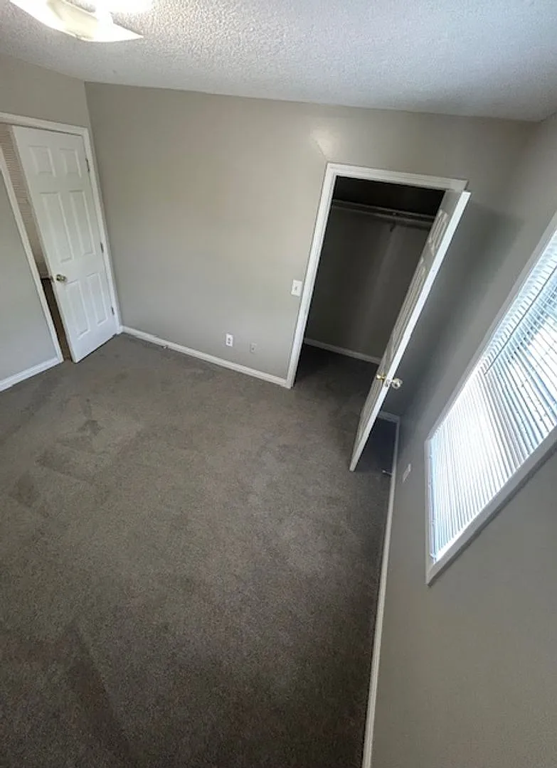 Twin Oaks Apartments — Photo 2