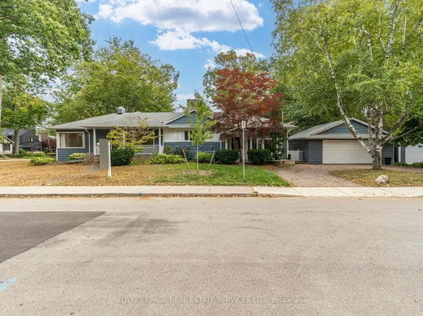 374 Spruce St, Oakville, ON L6J 2H3
