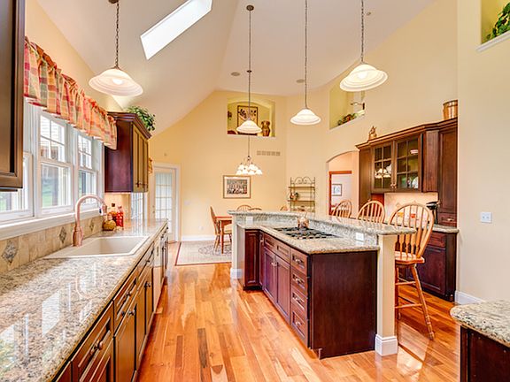 2nd image of 10825 Lakebrook Dr