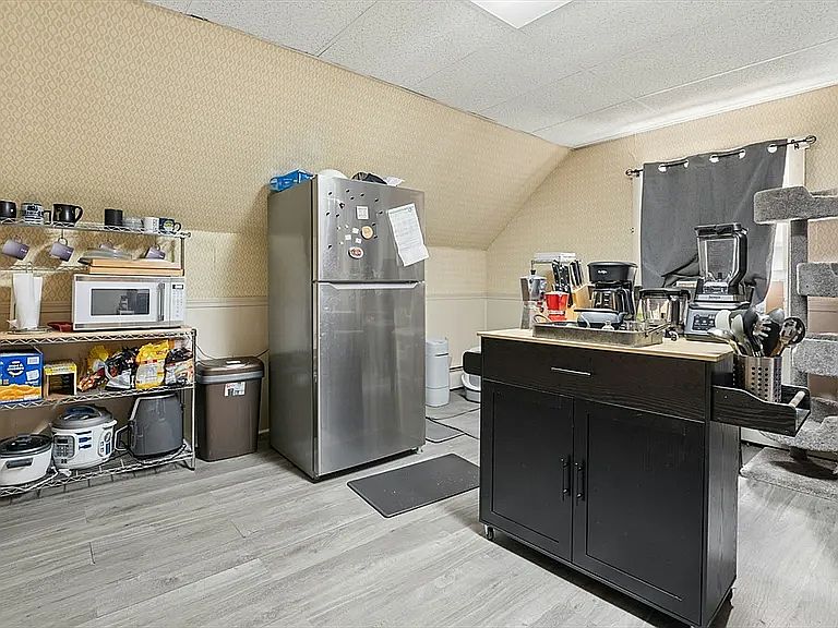 2nd image of 180 Lincoln St #2