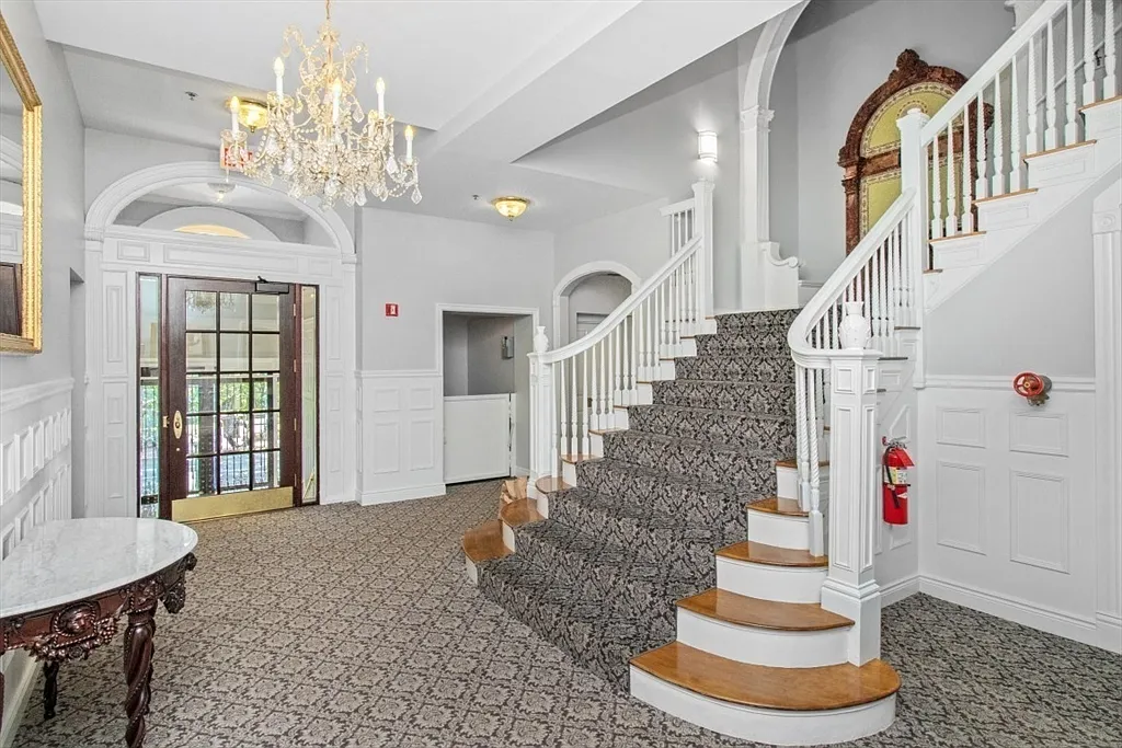 1 bed, 1.0 bath, 746 sqft, $3,600 — Photo 2