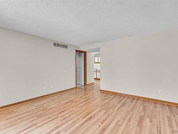 4th image of 11 E Sunmist Sq