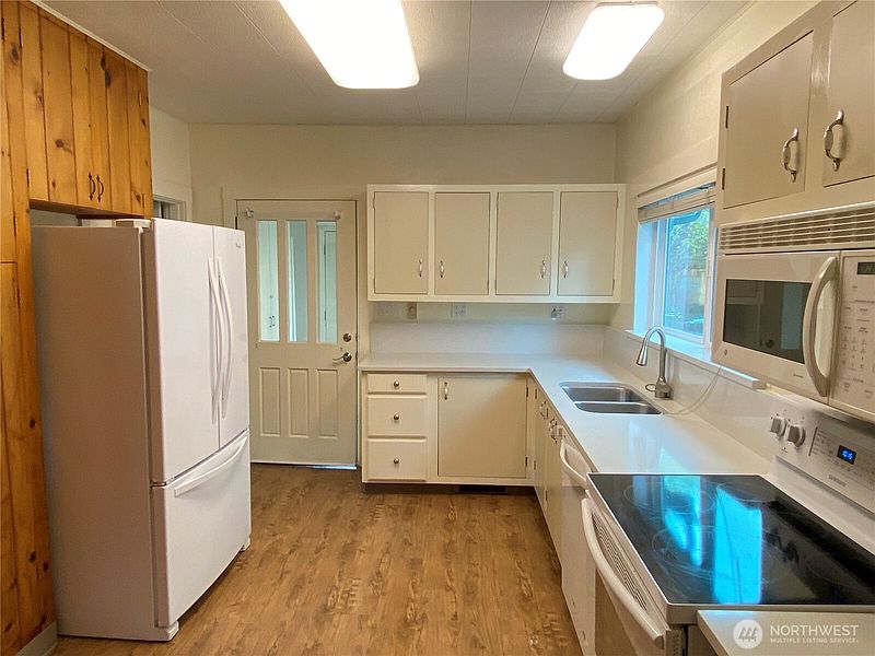 3rd image of 809 NE 62nd Street