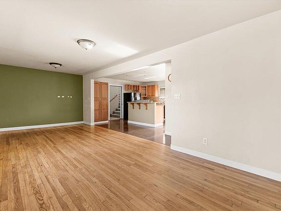 3rd image of 1562 Murray Rd