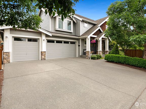 3 car Wide Garage>