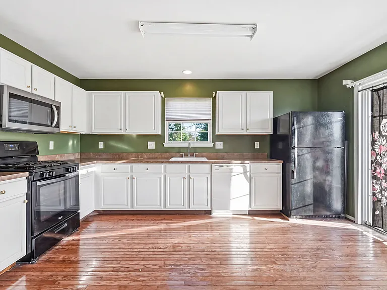 327 Allens Ln — Photo 12