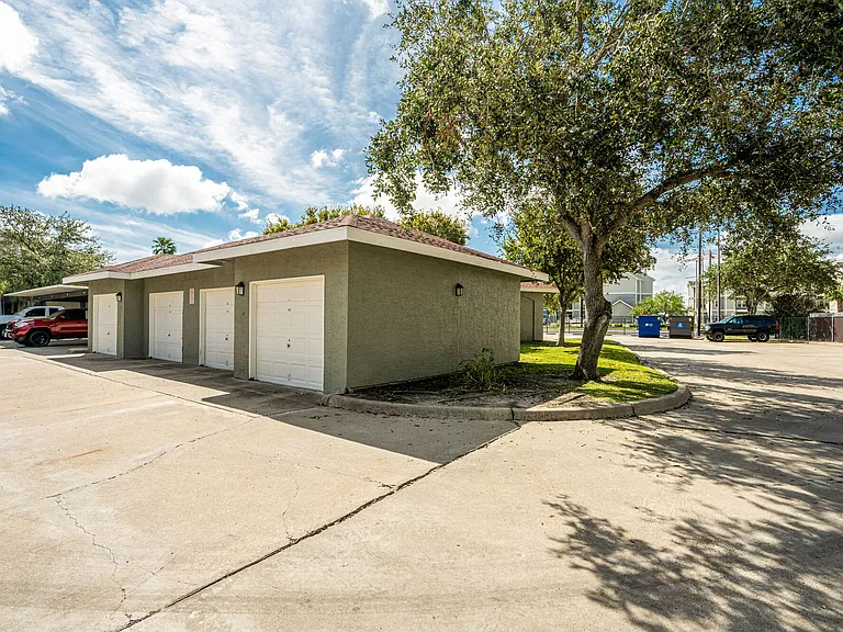 Baypoint Apartments — Photo 82