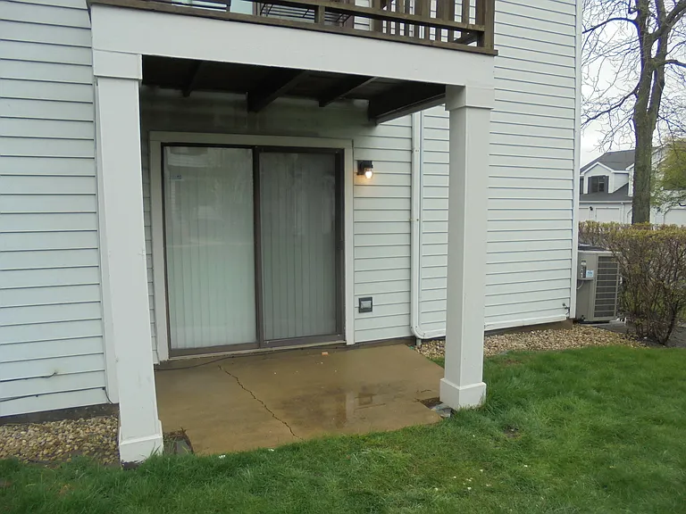 137 Manchester Ct — Photo 2