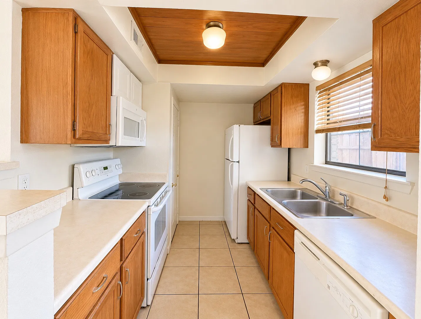 2 bed, 2.5 bath, 1048 sqft, $1,200 — Photo 4