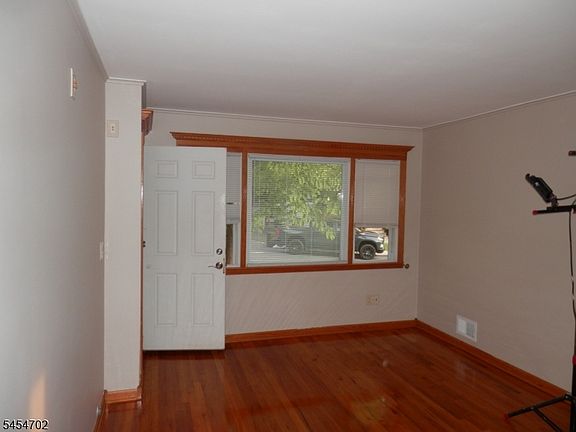 2nd image of 331 Boxwood Ct