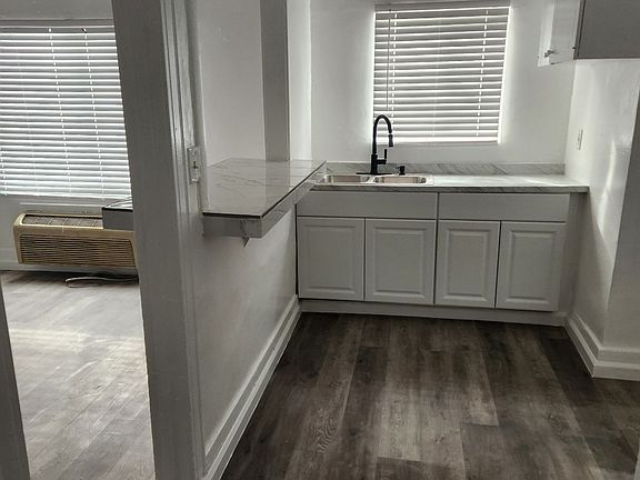 4th image of 12636 S Figueroa St