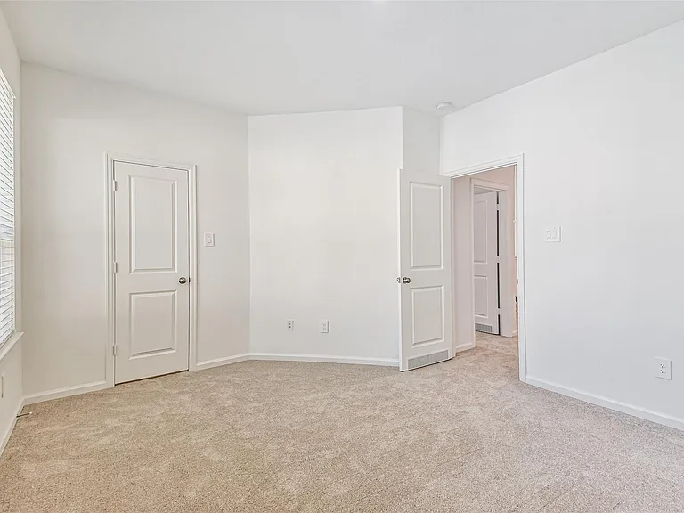 678 Royal Arch — Photo 30