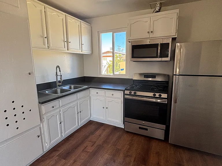 1513 W 28th St #7 — Photo 12