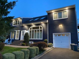 8 Donald Dr, Old Bethpage, NY 11804