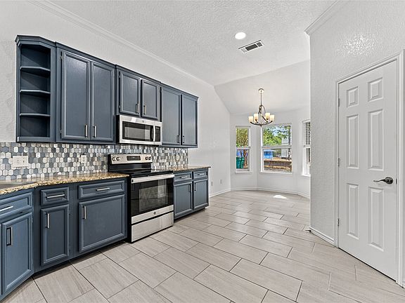 4th image of 303 S Cedar Ridge Cir