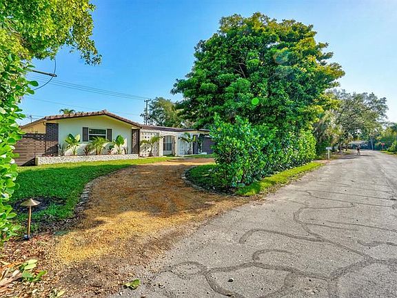 2nd image of 711 SW 25th Pl